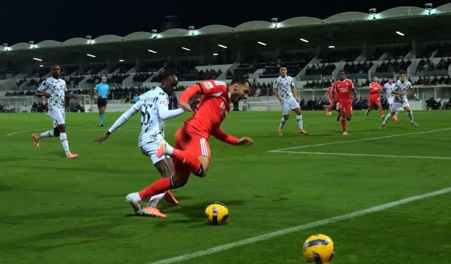 Análise de Iturralde González: ficou penálti por assinalar sobre Pavlidis no Moreirense-Benfica