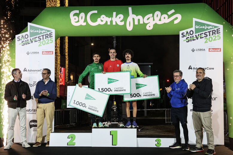 Hugo Miguel Rocha, Rui Mineiro e Afonso Julião no pódio masculino da São Silvestre El Corte Inglés