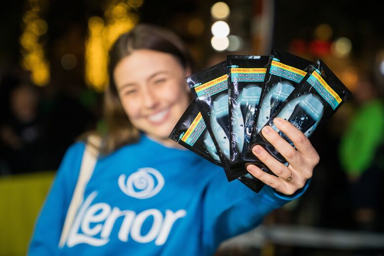 Lenor oferece amostras de pérolas de perfume na São Silvestre El Corte Inglés, em Lisboa