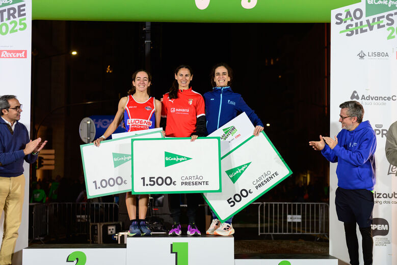 Atletas premiadas na corrida São Silvestre El Corte Inglés em Lisboa