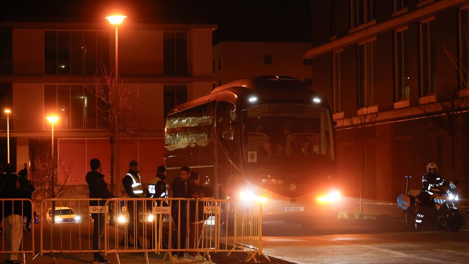 O autocarro do Sporting à chegada ao hotel em Lagoa, São Miguel