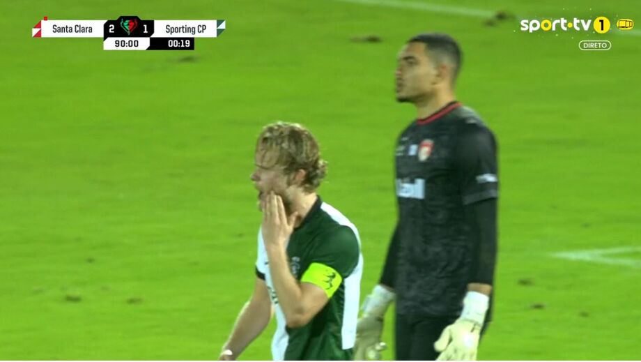 Inacreditável: árbitro precisou de 12 minutos para assinalar penálti a favor do Sporting na reta final do jogo nos Açores