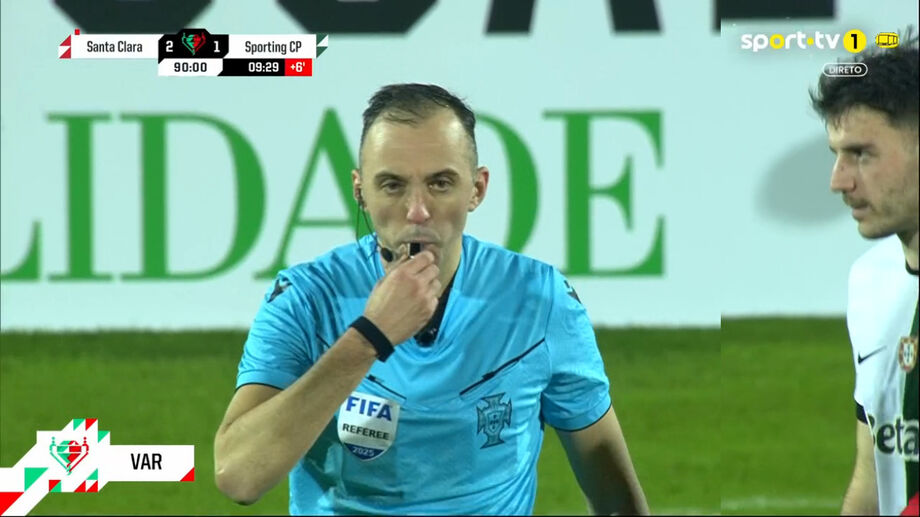 Inacreditável: árbitro precisou de 12 minutos para assinalar penálti a favor do Sporting na reta final do jogo nos Açores