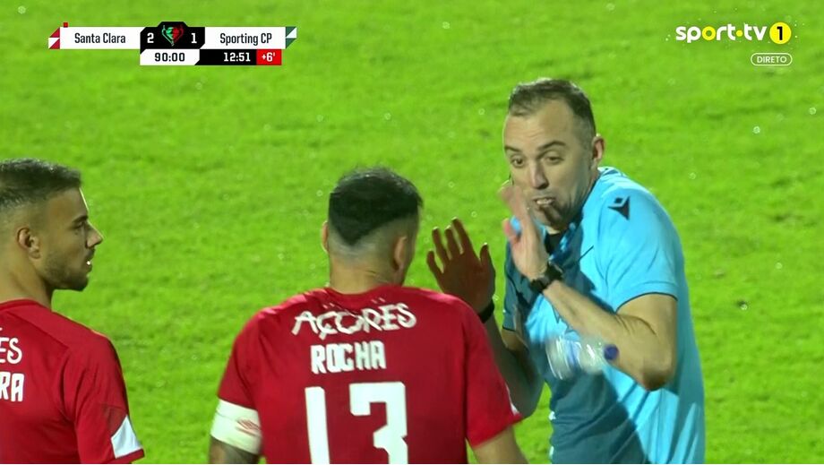 O momento em que é atirada uma garrafa da zona dos bancos