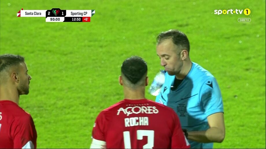 O momento em que é atirada uma garrafa da zona dos bancos 