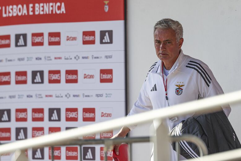 Mourinho assistem ao jogo dos Sub-23 do Benfica