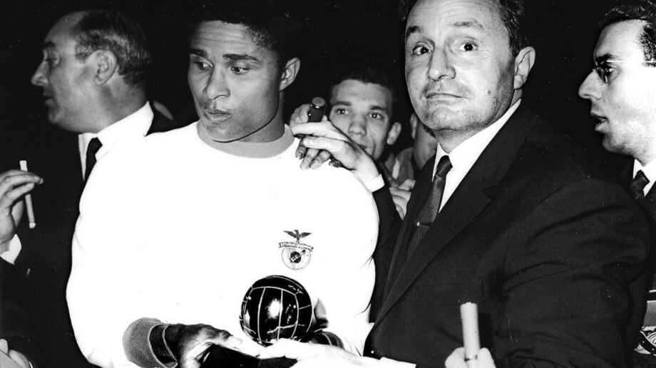Eusébio com a Bola de Ouro