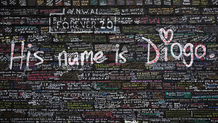 As homenagens dos adeptos de Liverpool e Wolverhampton em Anfield