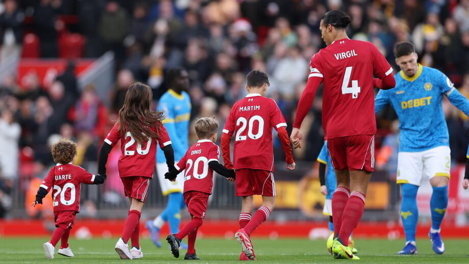 O momento em que os filhos de Diogo Jota subiram ao relvado antes do Liverpool-Wolverhampton