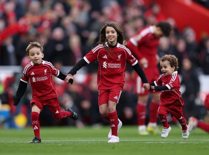 O momento em que os filhos de Diogo Jota subiram ao relvado antes do Liverpool-Wolverhampton