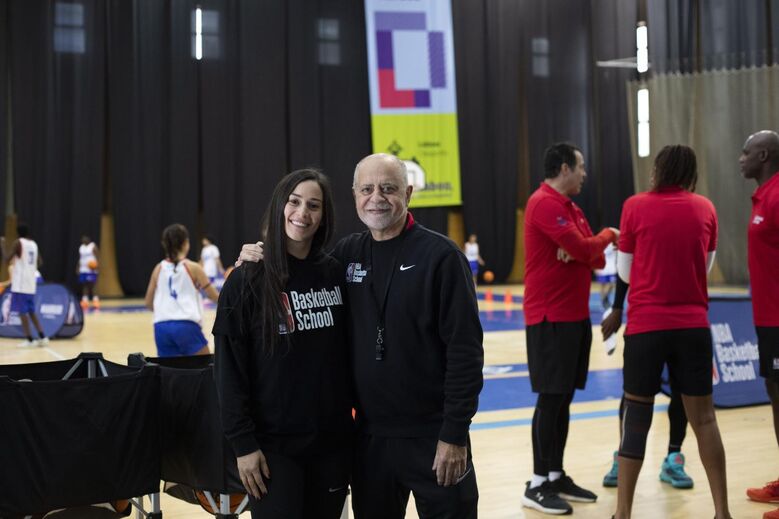 Joana Soeiro com Carlos Barroca no campus de Natal do NBA Basketball School