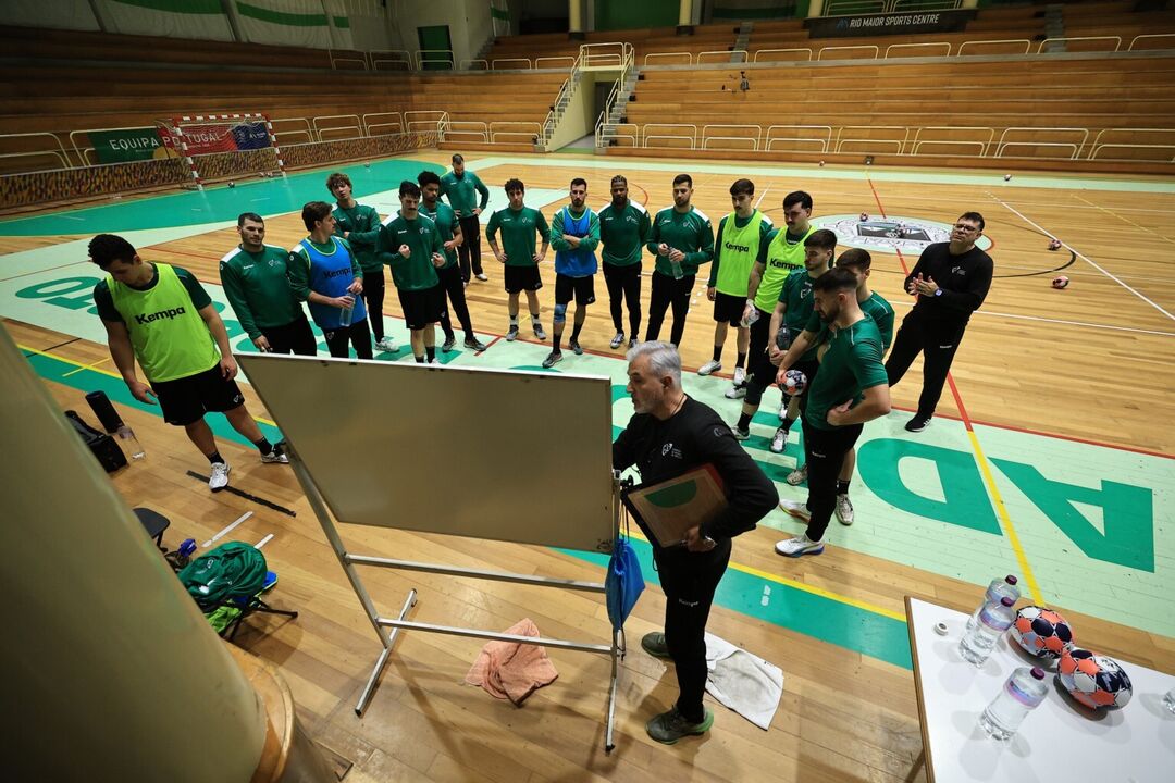 Selecionador Paulo Pereira dá instruções no estágio