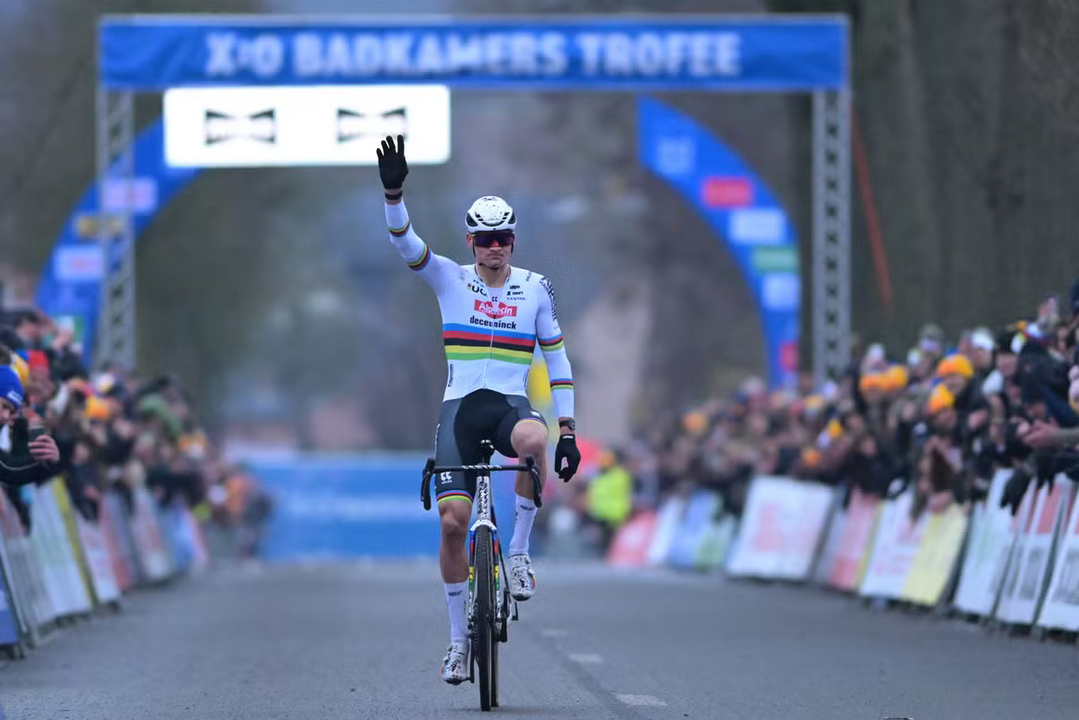 Van der Poel vence prova de ciclocrosse com público