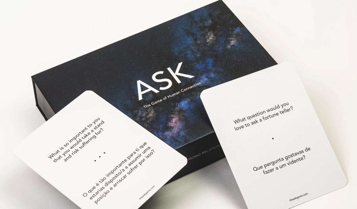 Jogo de cartas ASK promove conexões humanas através de perguntas e conversas significativas