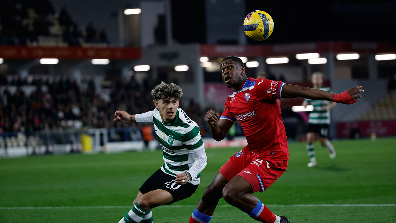 Disputa da bola entre jogadores de futebol