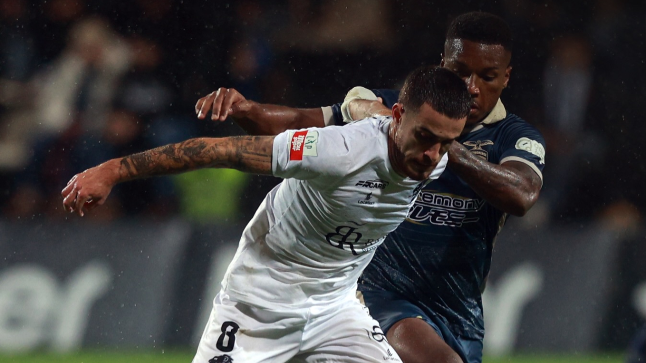 Os dois jogadores em ação durante o Farense-Portimonense