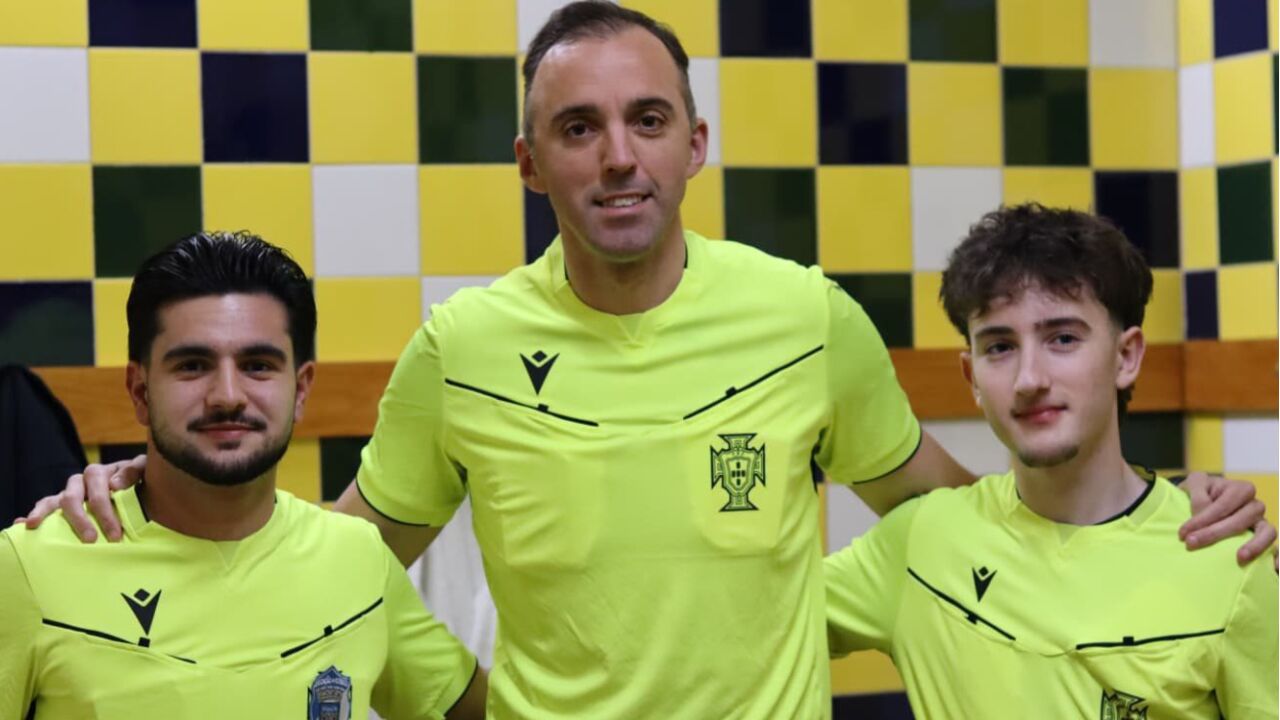 João Pinheiro com os jovens árbitros Ruben Lopes e Santiago Miranda