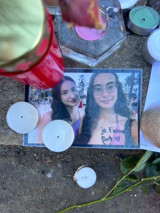 Homenagem a Fanny, professora desaparecida no incêndio na Suíça, com votos de "Je t'aime fort".
