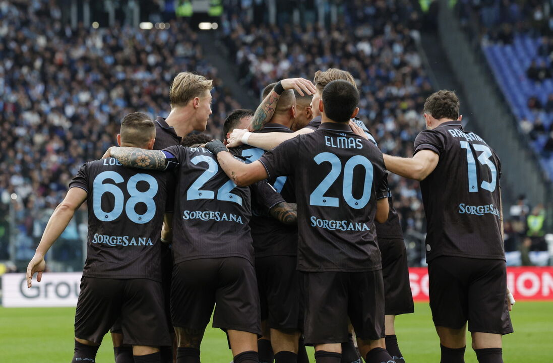 Jogadores do Nápoles festejam vitória em casa da Lazio