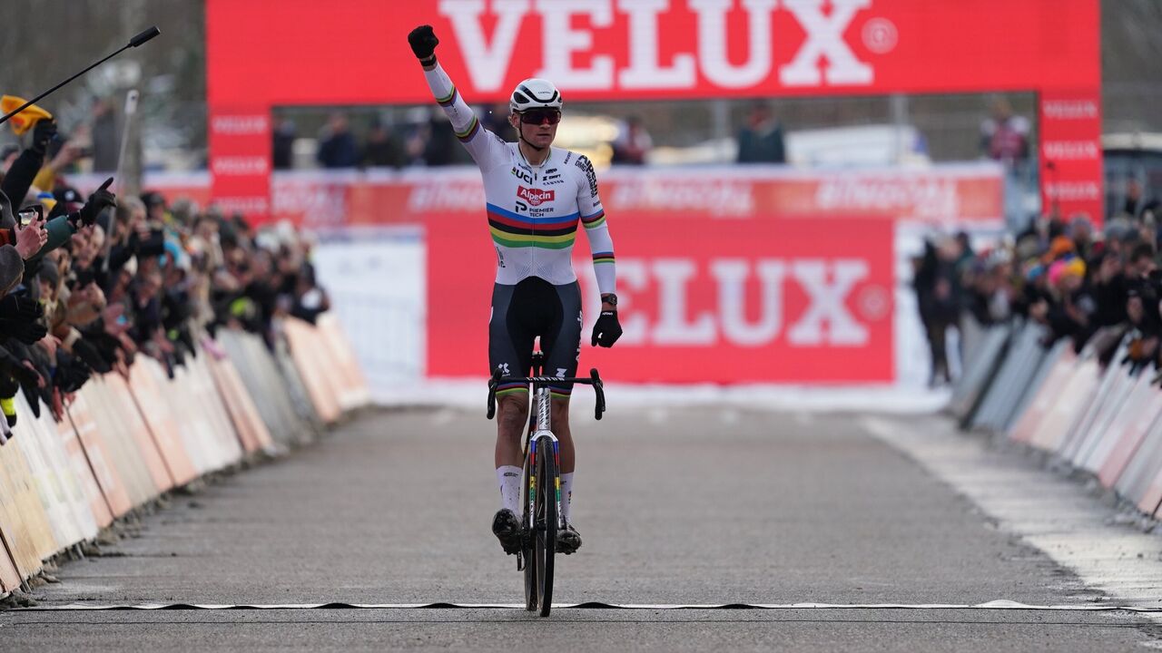 Ciclista celebra vitória na competição