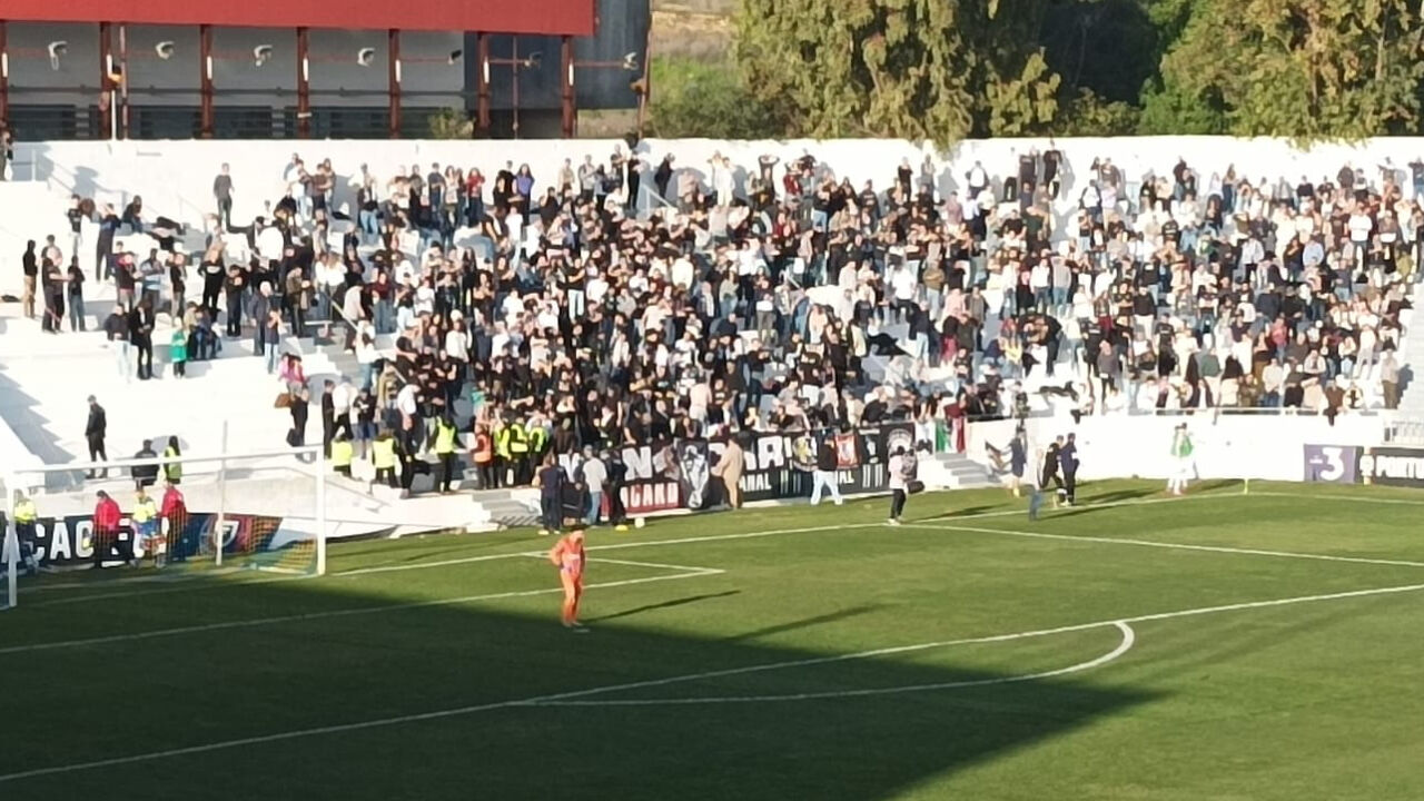 Adeptos da Académica na bancada da Tapadinha