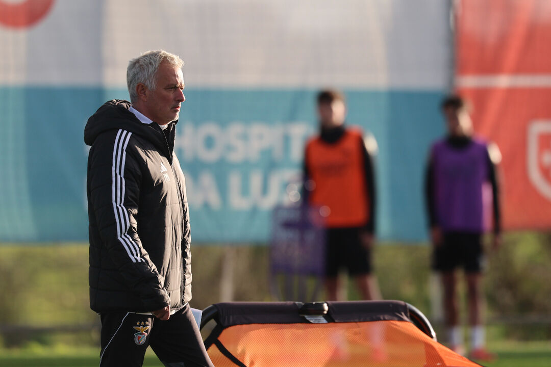 Mourinho a orientar treino do Benfica