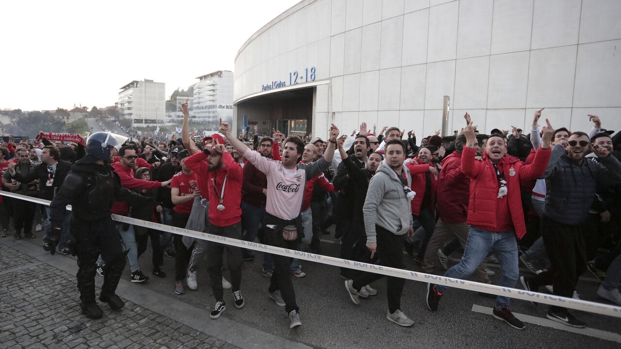 Adeptos do Benfica na caixa de segurança antes da entrada no Estádio do Dragão