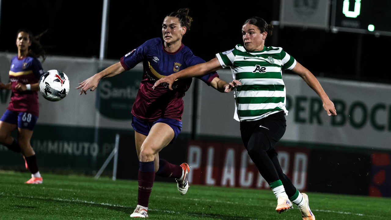 Telma Encarnação disputa o lance com uma adversária no Sporting-Torreense