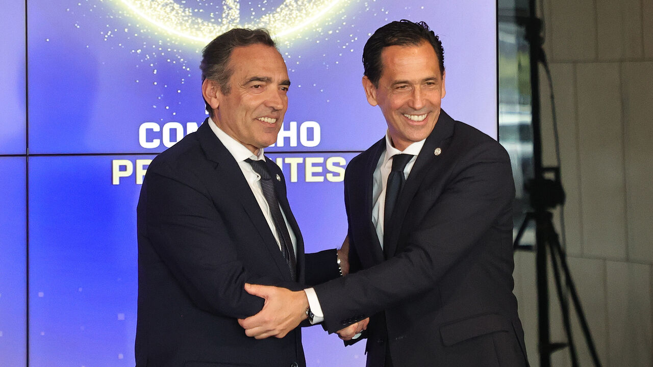 Reinaldo Teixeira e Pedro Proença cumprimentam-se