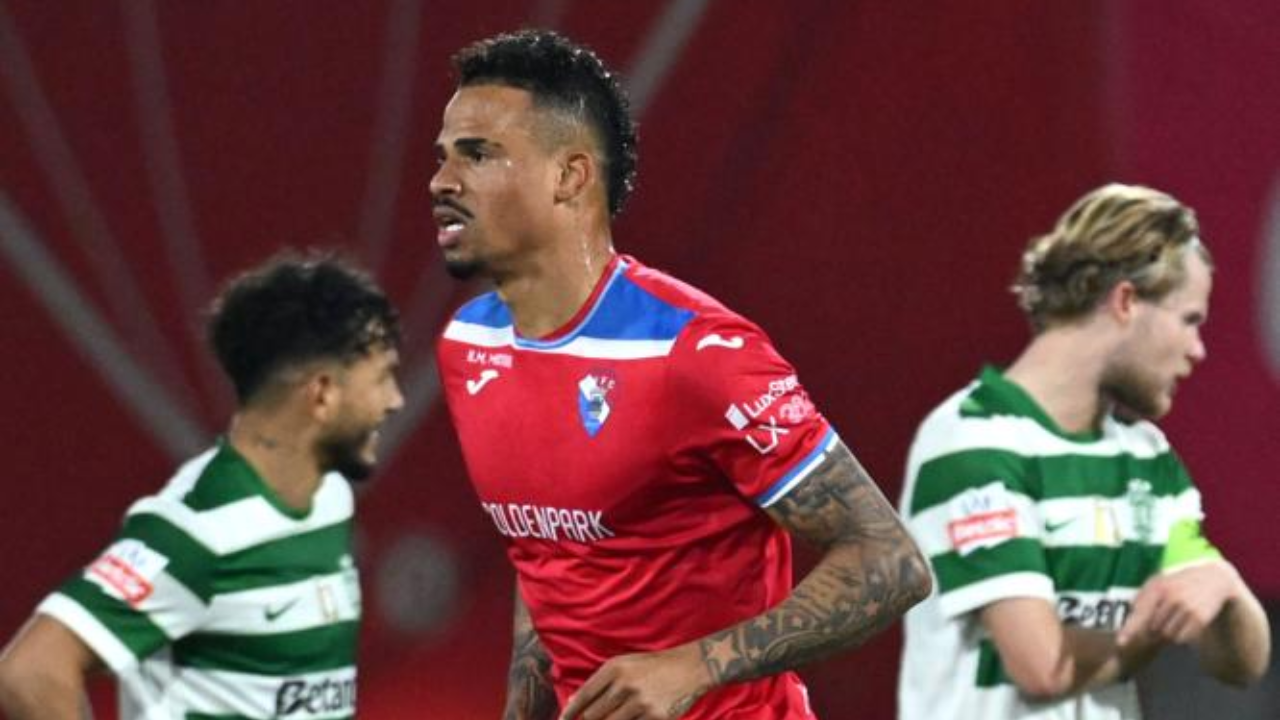Carlos Eduardo festeja após o golo frente ao Sporting