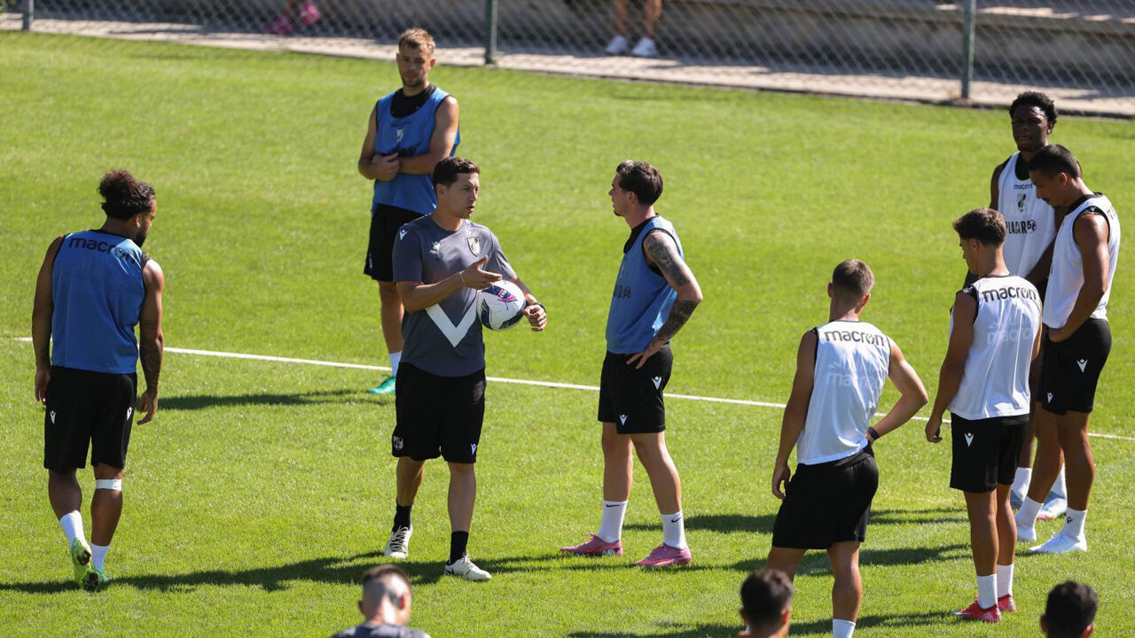 Luís Pinto orienta mais uma sessão de treino do V. Guimarães