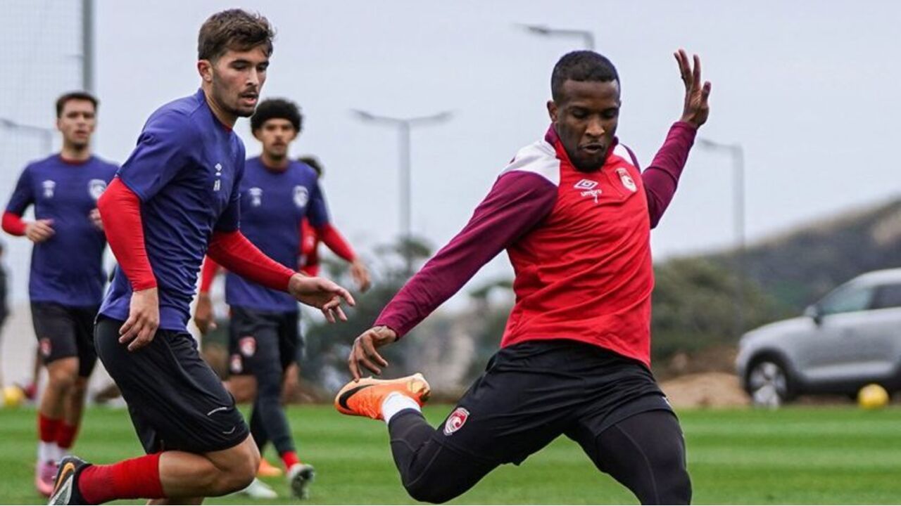 Futebolistas do Santa Clara treinam no novo relvado natural