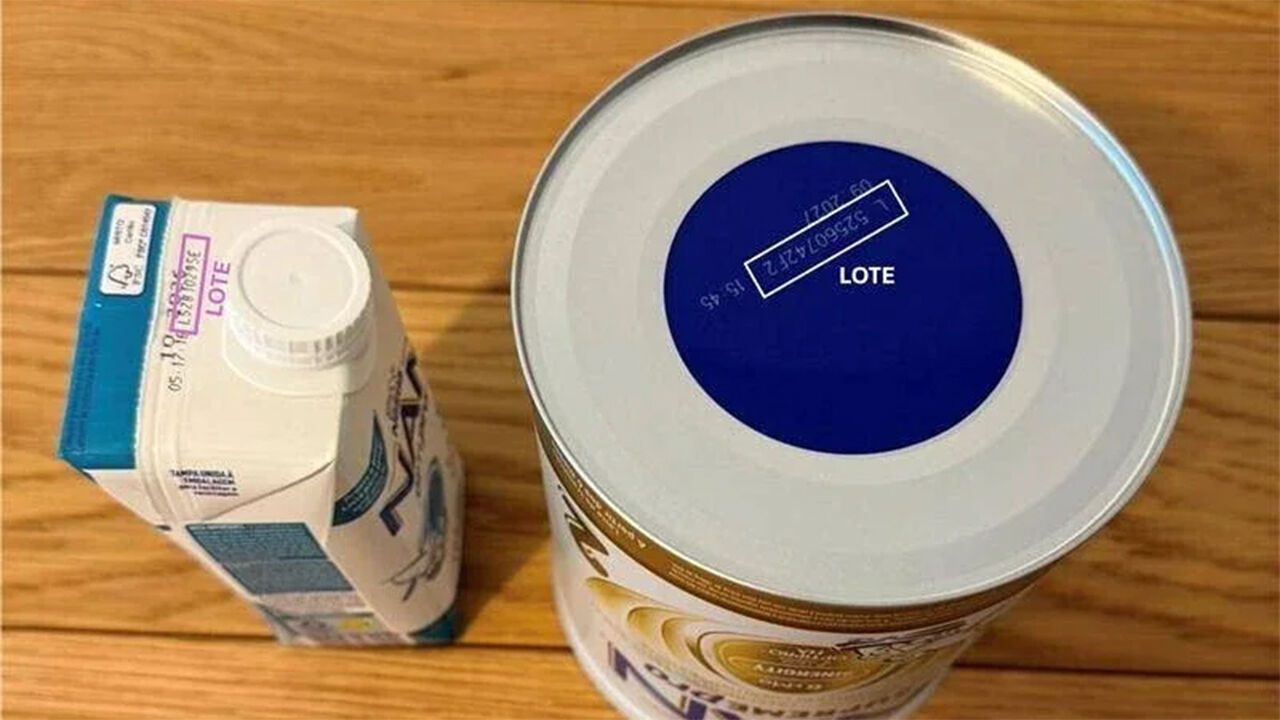 Embalagens de leite e fórmula infantil exibem informações sobre o lote