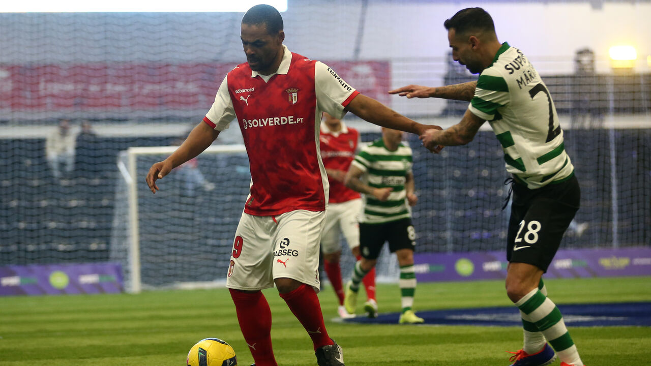 Meyong em ação pelas lendas do Sp. Braga em jogo contra o Sporting