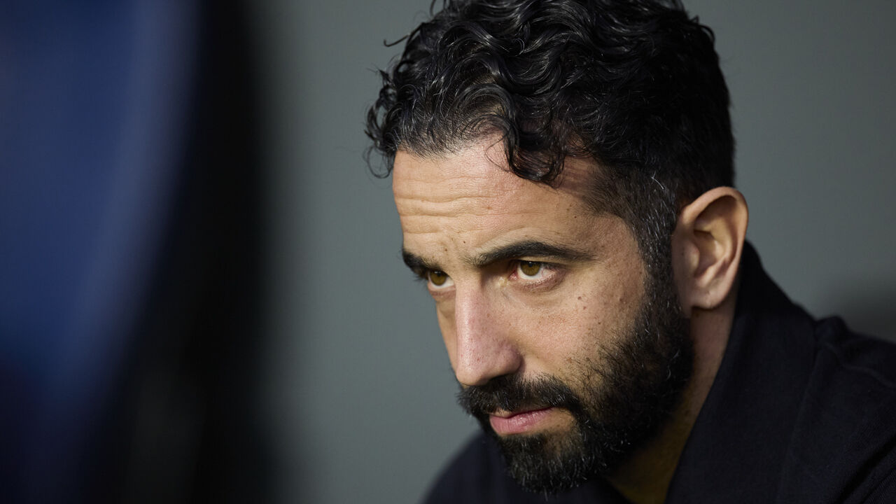 Gary Neville pediu para o Man. United "parar com as experiências" depois do despedimento de Ruben Amorim