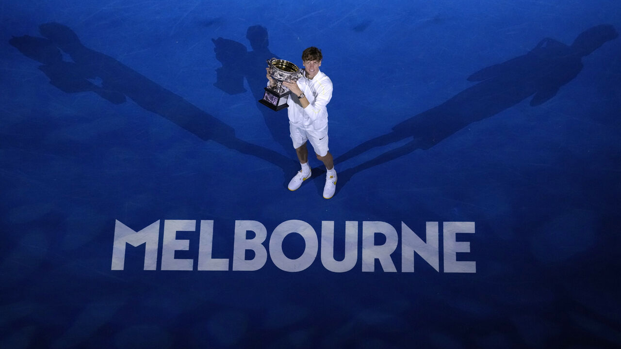 Jannik Sinner festeja a conquista do Open da Austrália