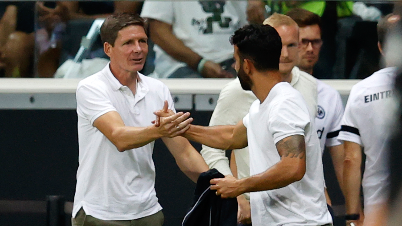 Oliver Glasner e Ruben Amorim cumprimentam-se antes do Eintracht Frankfurt-Sporting, para a Liga dos Campeões 2022/23