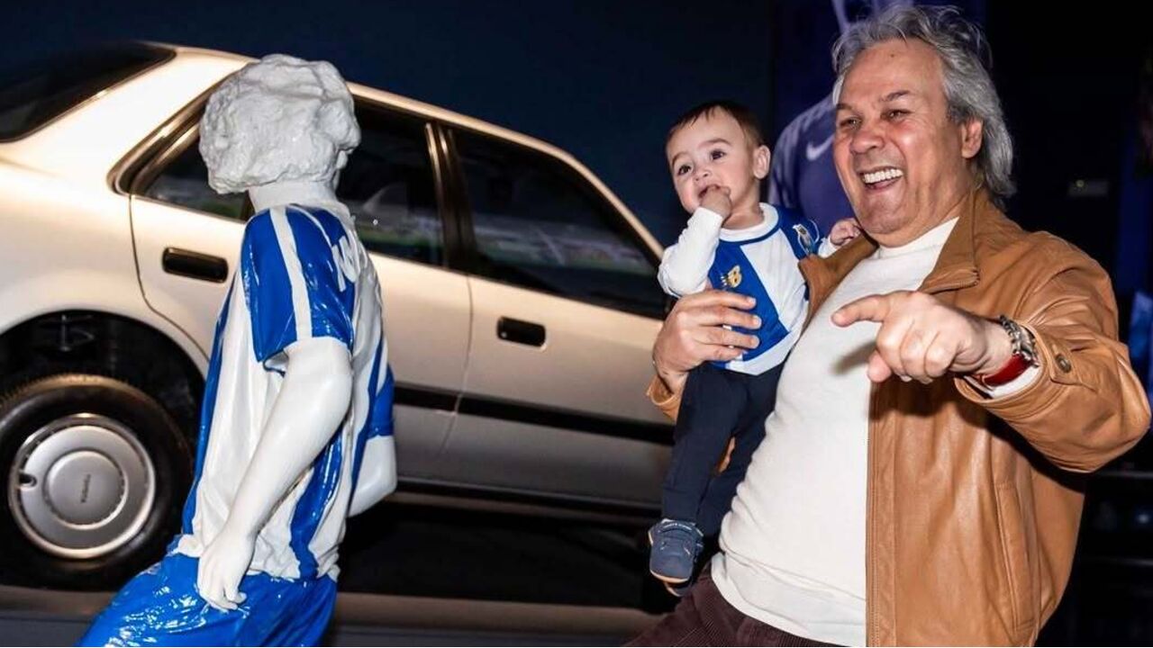 Madjer visita museu do FC Porto com o neto