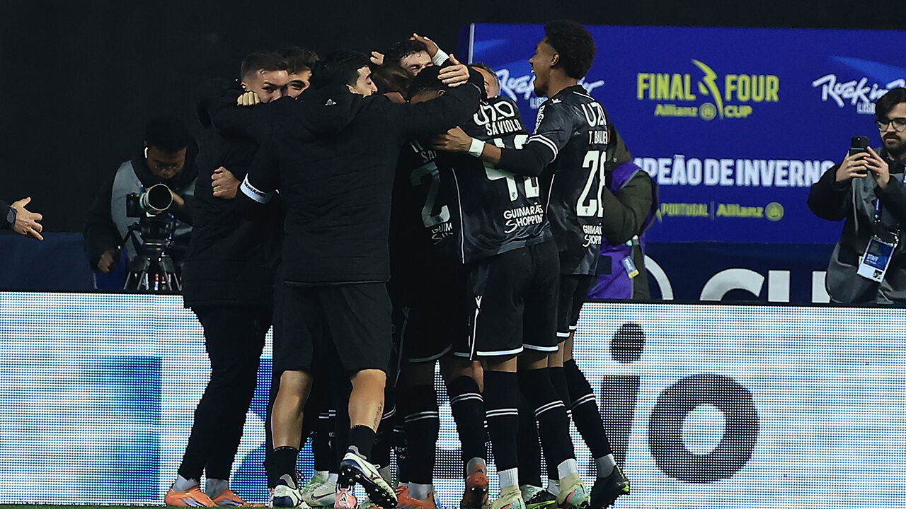 Futebolistas do V. Guimarães celebram a vitória contra o Sporting na Final Four da Allianz Cup