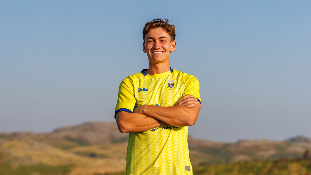 Mateo Flores volta aos treinos após lesão no menisco.
