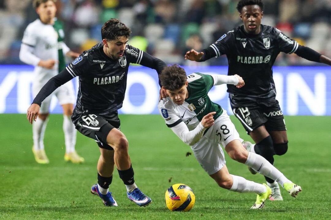 Flávio disputa a bola durante o jogo do Sporting