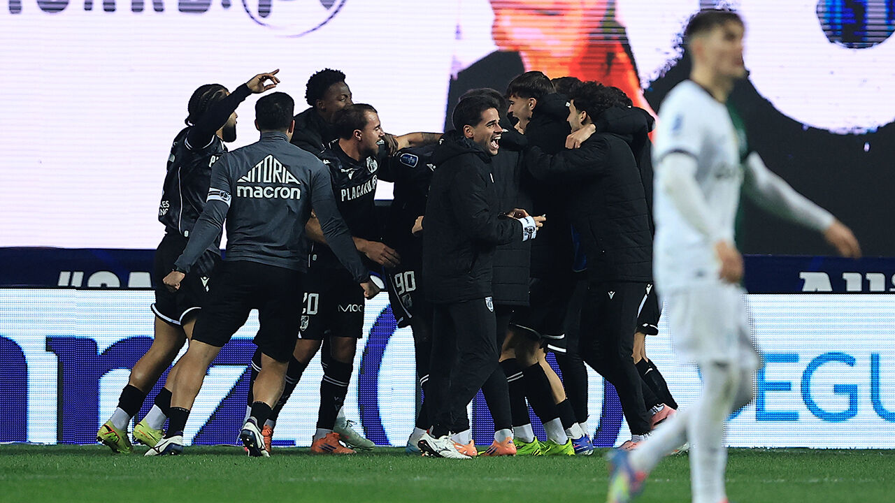 Futebolistas do Vitória Sport Clube celebram a vitória na Allianz Cup