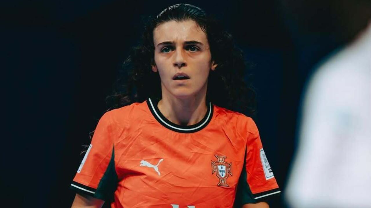 Carolina Pedreira, jogadora portuguesa de futsal, recebe prémio