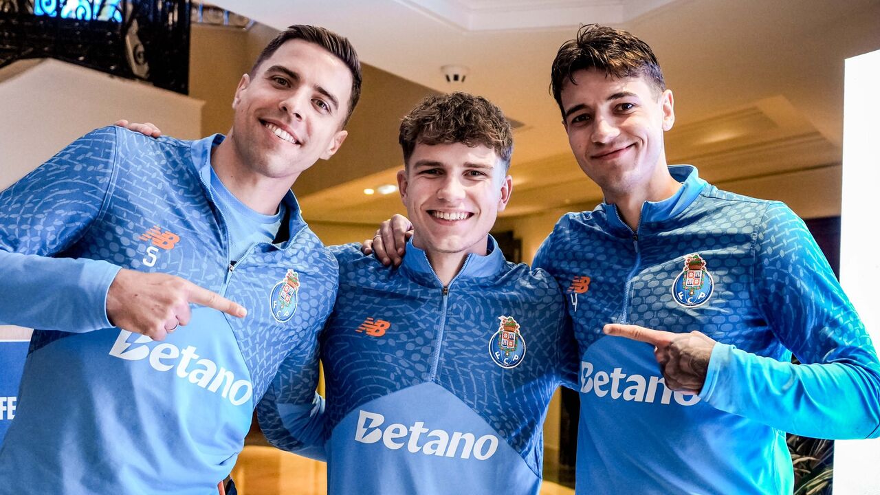 Bednarek e Kiwior recebem Pietuszewski, novo reforço do FC Porto, no Algarve