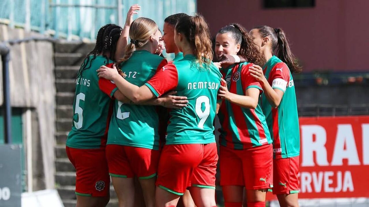 Jogadoras do Marítimo a festejar 