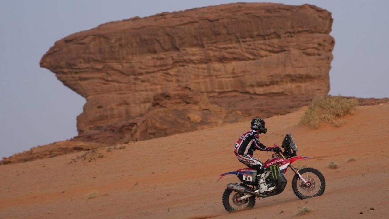 Piloto enfrenta dunas de areia no Dakar '26, na Arábia Saudita