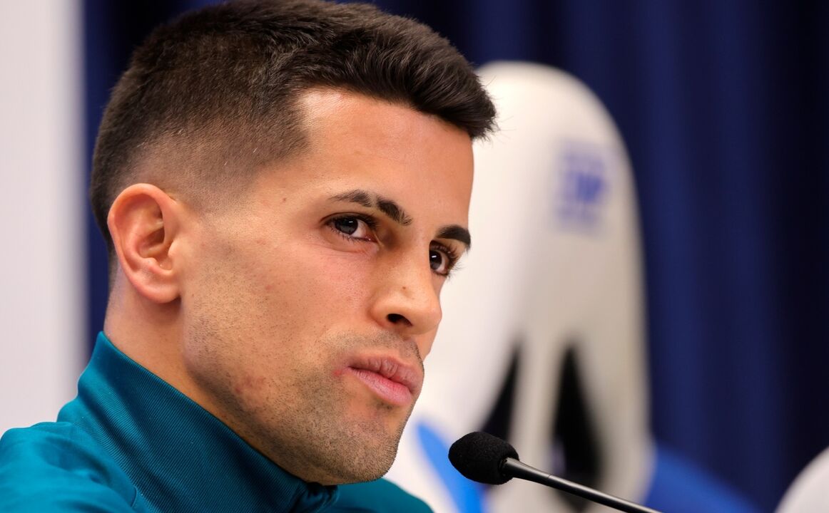 Ex-Barcelona critica a aposta em João Cancelo