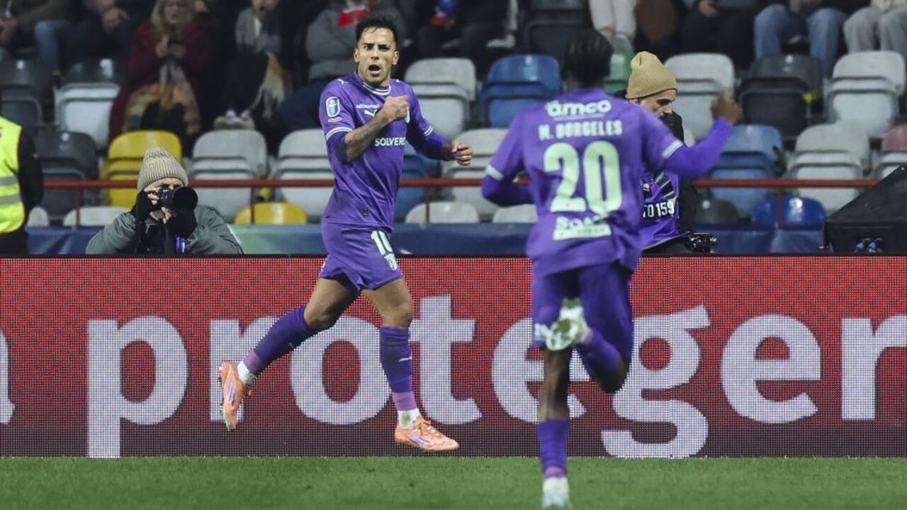 Zalazar festeja após marcar ao Benfica