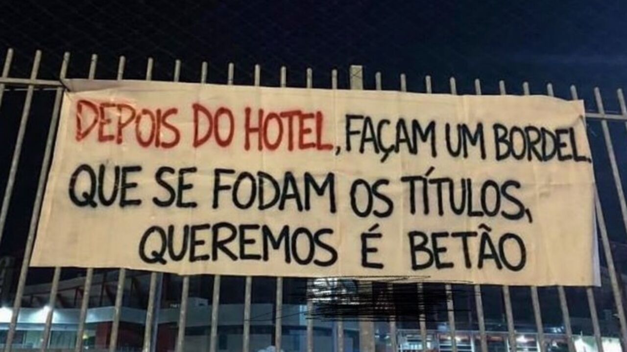 Adeptos do Benfica mostram tarja de protesto após eliminação na Allianz Cup