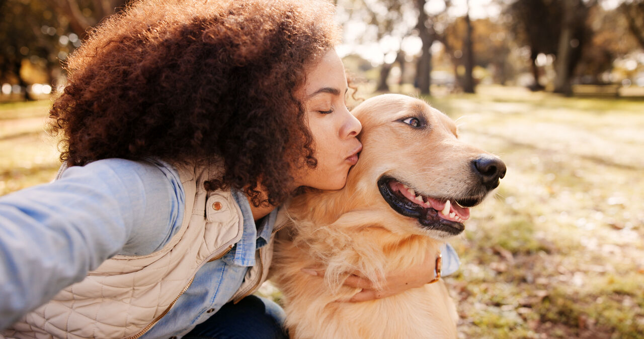 Viver com um cão pode deixar os adolescentes mais sociáveis. E os beijinhos aos patudos ajudam